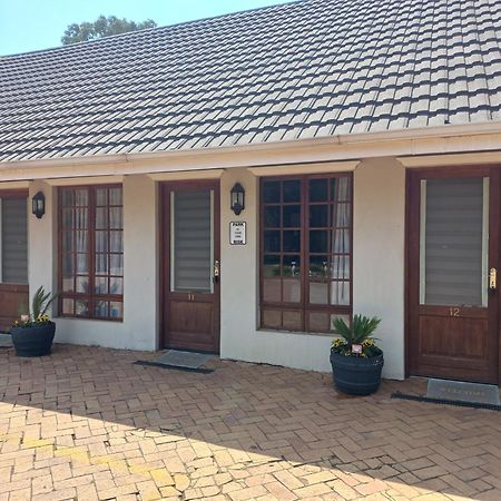 Or Tambo Guest House Kempton Park Exterior foto