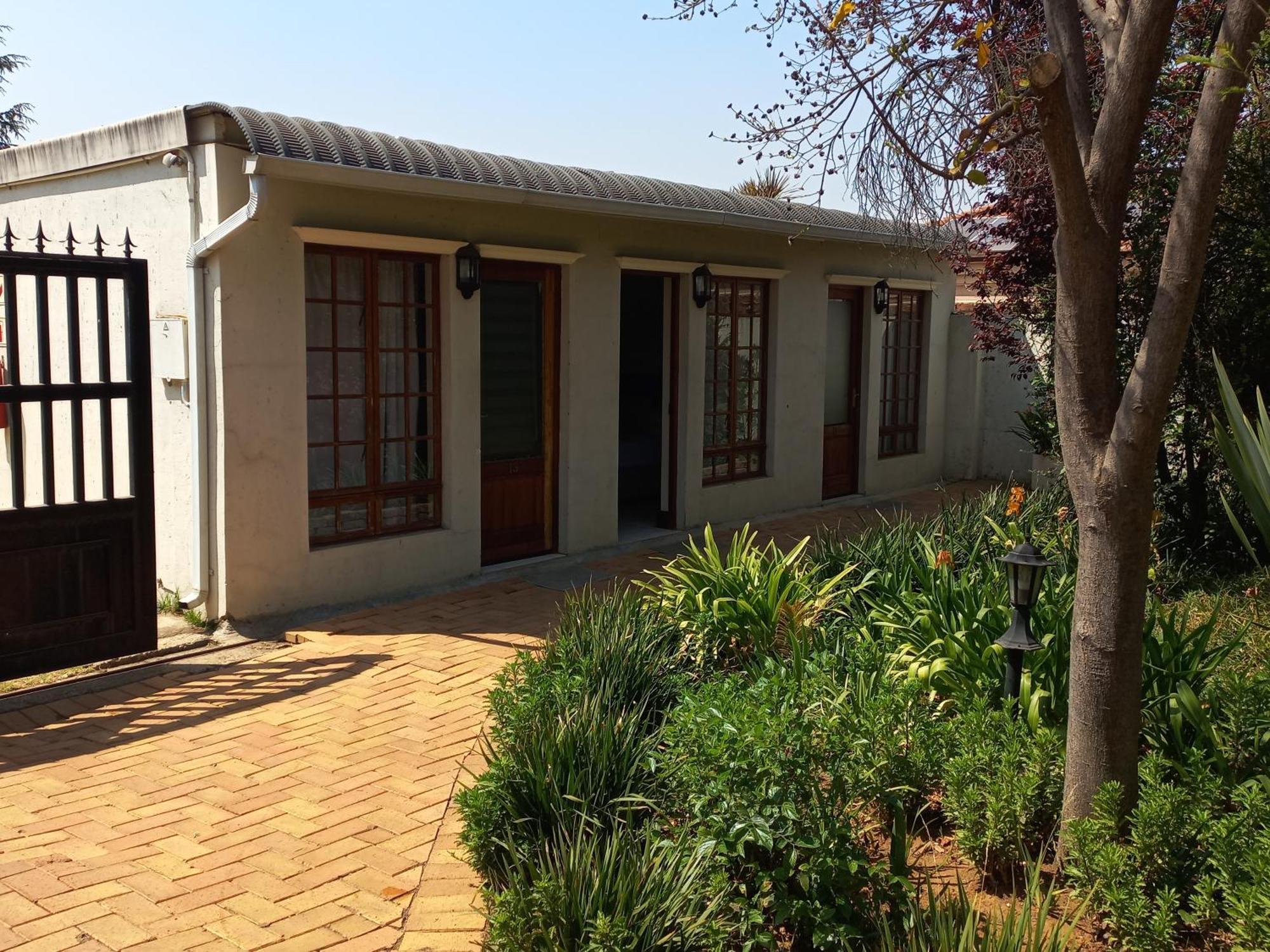 Or Tambo Guest House Kempton Park Exterior foto